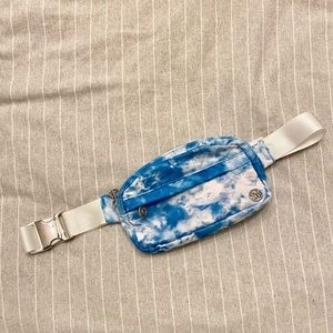 Steve Madden blue marble-y fanny pack/ bum bag